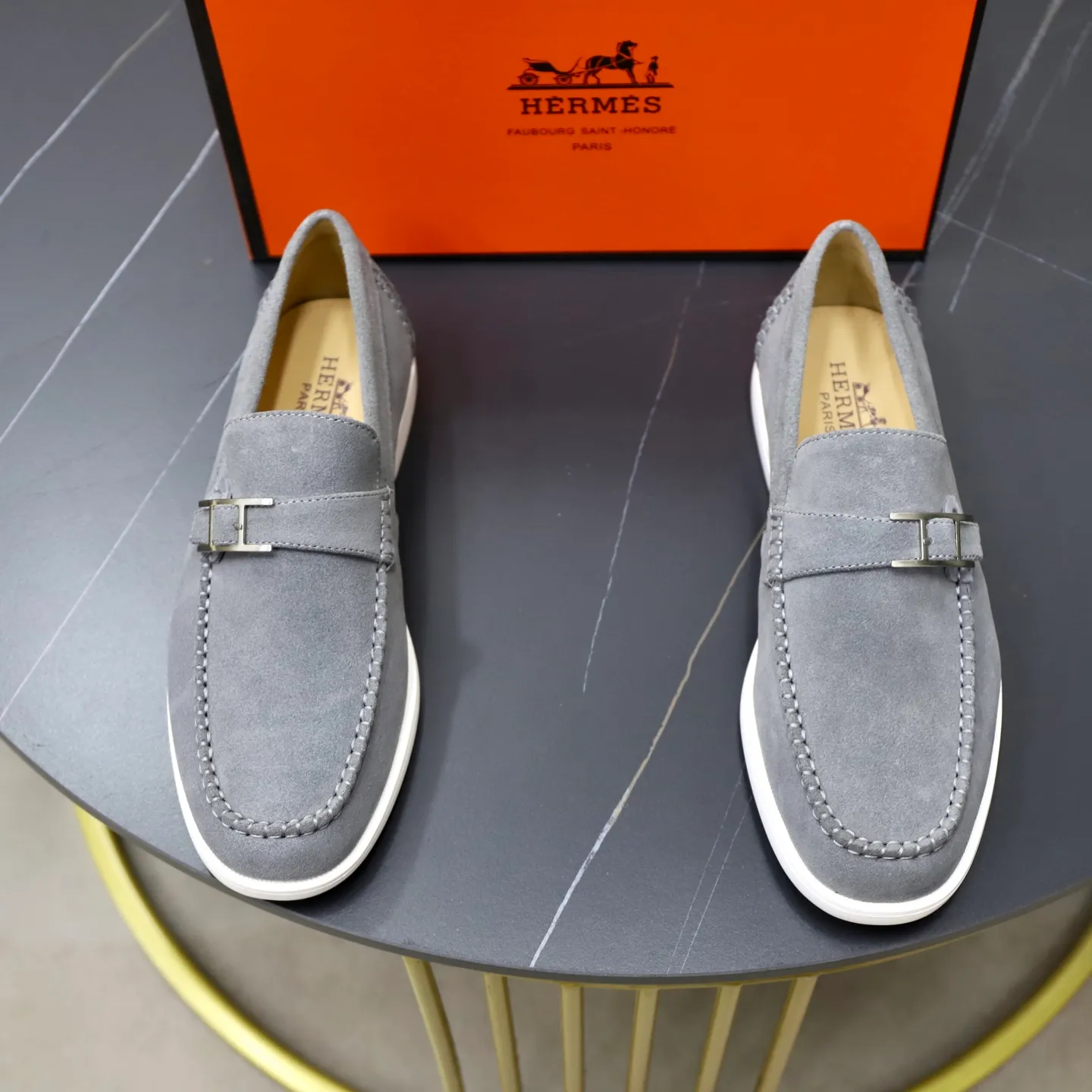 Ex-factory price: 540💰Hermès/Hermès slip-on men's shoes. This shoe is made of imported cow suede leather, with simple and smooth lines, and a 3CM rubber foam ultra-light sole combined with aerodynamic design! Youthful and fashionable, H button decoration, contrasting leather embellishment on the heel, calf lining to gently wrap your feet, with embossed logo cowhide feet, leather rock strips, casual and urban style, highlighting youthful vitality, sports and leisure version, super versatile Size number: 38-39-40-41-42-43-44 Standard leather shoe size (45 can be customized but does not support returns)